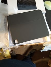 HOU iPad Pro 13" (M4) Mágneses Billentyűzetes Tok Trackpaddel, RGB Háttérvilágítással, QWERTZ — Fekete színű (állapot: lásd a 2. képet) 2