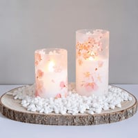 Set Lumânări LED fără flacără Mavandes, 2 bucăți, cu telecomandă și temporizator, model floare de cireș, ceară naturală, 7,5x10 și 7,5x12,5 cm, lumină caldă 1