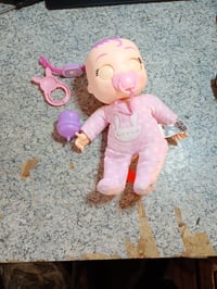 Păpușă interactivă nou-născută Cry Babies Newborn Coney Deluxe cu brățară electronică, lacrimi reale și accesorii, pentru copii de la 18 luni 2