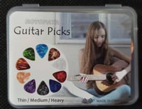 Gitárpengető szett 12db, 3 vastagságban, többszínű, pengetőtartóval 8