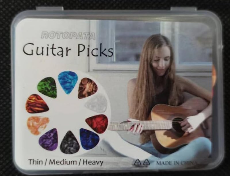 Gitárpengető szett 12db, 3 vastagságban, többszínű, pengetőtartóval