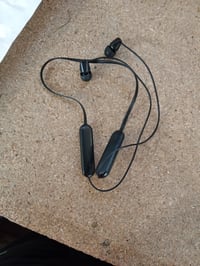 Bluetooth slúchadlá Sony WI-C100 so vstavaným mikrofónom, čierne — chybné, čiastočne funkčné: obe strany sú tiché (stav: pozri 2. obrázok) 2