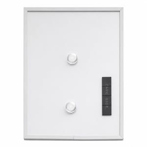 Tablă albă magnetică Amazon Basics cu ramă de aluminiu, montare autoadezivă pe perete – 28 × 36 cm (Produs outlet, deteriorare minoră la bază)