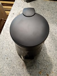 Coș de gunoi cosmetic cu pedală Spirella Adelar, 3 L, negru, oțel inoxidabil — piesă ruptă sub pedală (stare: vezi a 2-a fotografie) 4