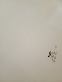 Set masă pentru copii Kesper cu 2 scaune, MDF alb, masă 55x55x45 cm și scaune 27,5x27,5x50,5 cm — zgârieturi la baza mesei (stare: vezi a 2-a poză) 2