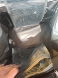 Geantă frigorifică cartrend 30 L, cu cablu de alimentare auto 12V, curea de umăr reglabilă, buzunar frontal cu fermoar și 2 buzunare laterale din plasă 4