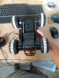Mașinuță cu telecomandă Hot Wheels Monster Trucks HW Unstoppable Tiger Shark — defectă, pentru piese: nu pornește (stare: vezi a 2-a fotografie) 4
