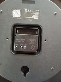 Technoline WT 8945 — poškodené, čiastočne funkčné: kontakty na batériu sú zdeformované a batéria sa vkladá ťažko (stav: viď 2. obrázok) 4