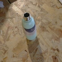 Sticlă pentru sifon din oțel inoxidabil SodaStream Fizz & Go 0,9 l, verde mentă — defectă, pentru piese: Lipsește capacul (stare: vezi a 2-a poză) 2