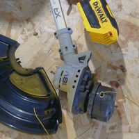 DEWALT DCMST561N-XJ XR akumulátorová strunová kosačka 18V, záber 36 cm, bezuhlíkový motor, automatický posun struny, bez akumulátora a nabíjačky 2