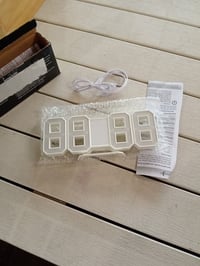 Digitálne LED nástenné a stolové hodiny Lunartec – chybné, čiastočne funkčné: jeden segment LED diód na číselníku úplne vpravo bliká (stav: pozri 2. obrázok) 2