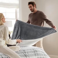Bedsure Sherpa Kétoldalas Takaró, Extra Puha Flanel Pléd Kanapéra és Ágyra 150x200 cm - 150 x 200 cm, 01-grey 6