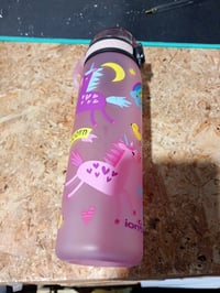 Sticlă pentru apă ion8 etanșă, 500 ml, model cu unicorn, fără BPA, deschidere cu o mână, se poate spăla în mașina de spălat vase, ușoară — utilizată (stare: vezi a 2-a fotografie) 2