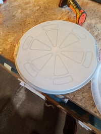 Emsa Prep&Bake kerek süteménytároló doboz, 34 cm átmérő, hordozófogantyúval és szeletelővel, átlátszó és rózsaszín, K3268434 2