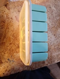Formă de silicon pentru congelator OlyPegic cu capac, 6 compartimente, 2 bucăți, pentru supe, sosuri, cuburi de unt și — clapeta capacului ruptă (stare: vezi a 2-a imagine) 2