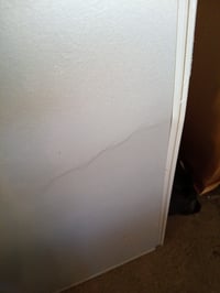 AmazonBasics magnetska bijela ploča s aluminijskim okvirom 120x90 cm - s držačem za markere — ploča je udubljena i zgužvana (stanje: vidi 2. sliku) 6