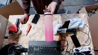 Športová fľaša JAPORIA 1L so slamkou, časovým označením, bez BPA, vhodná aj na sýtené nápoje — držiak na viečku je zlomený (stav: pozri 2. obrázok) 12
