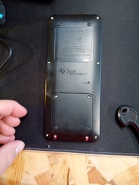 Texas Instruments TI-83 Premium CE Edition Python — poškodená, na náhradné diely: nezapína sa, displej preblikne (stav: pozri 2. obrázok) 3