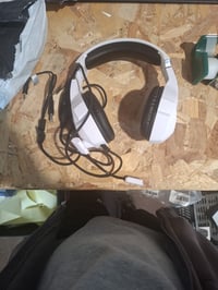 Ozeino Gaming Headset PS4 PS5 PC Xbox 360 mikrofonnal RGB világítással 3D — szakadozó fülpárnák, koszos fejpánt (állapot: lásd a 2. képet) 2