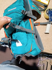 Detský turistický ruksak Cozary, 18 l, pre deti od 10 do 16 rokov, zelený, pre chlapcov aj dievčatá — odtrhnutý jeden popruh (stav: pozri 2. obrázok) 3