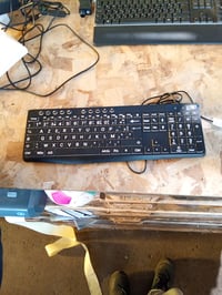 Tastatură cu fir OMOTON cu iluminare de fundal albă, AZERTY, 2 în 1 — defectă, pentru piese: portul cablului C s-a desprins (stare: vezi a doua imagine) 2