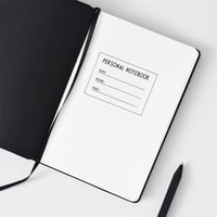 Design Letters A-Z Fekete Keményfedelű Jegyzetfüzet Rugalmas Zárószalaggal, A5 5