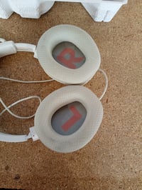 Káblové herné slúchadlá JBL Quantum 100 M2, biele, okolo uší (over-ear) s mikrofónom, QuantumSOUND — škvrny na náušníkoch (stav: pozri 2. obrázok) 4