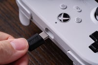 Káblový ovládač 8Bitdo Pro 2 pre Xbox – Hall Effect joysticky, 3,5 mm jack, kompatibilný s Xbox Series X|S, Xbox One, Windows 10/11, čierny 7