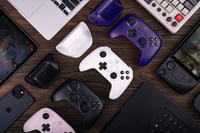 Bezdrôtový ovládač 8Bitdo Ultimate 2.4G s nabíjacou stanicou, Hall Effect joysticky, kompatibilný s PC, Androidom, Steam Deckom a Apple, biely 10