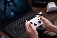 Bezdrôtový ovládač 8Bitdo Ultimate 2.4G s nabíjacou stanicou, Hall Effect joysticky, kompatibilný s PC, Androidom, Steam Deckom a Apple, biely 8