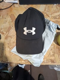 Șapcă de baseball pentru bărbați Under Armour Blitzing 3.0, negru/alb, mărimea XL/XXL, respirabilă, croială stretch fit 2