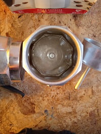 Bialetti Moka Express 18 személyes kotyogós — hibás, részben működik: letört nyél, foltos és használt felület (állapot: lásd a 2. képet) 4