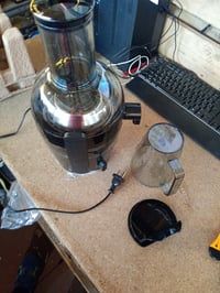 Centrifugalni sokovnik Philips Viva Collection, 800 W, spremnik od 2 litre, tehnologija QuickClean, crni, rabljeno 2