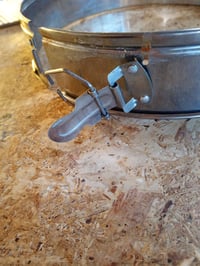 Formă de tort rotundă cu arc IBILI 28 cm, din oțel inoxidabil, cu clemă — defectă, funcționează parțial: clemă deteriorată și incompletă (stare: vezi a 2-a fotografie) 2