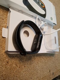 Ceas inteligent Xiaomi Mi Smart Band 8 negru, ecran AMOLED, monitorizare ritm cardiac, peste 150 de moduri sport, baterie de 16 zile, utilizat 4