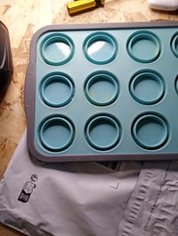 ZHUDALA Tavă din silicon pentru 12 brioșe cu ramă metalică, antiaderentă, fără BPA, pentru brioșe și negrese, alb-negru, utilizat 2