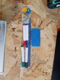Tablă magnetică DEVELOP 90x120 cm cu ramă din aluminiu, montabilă pe perete — suport inferior îndoit, zgâriat (stare: vezi a 2-a imagine) 3