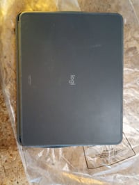 Klávesnicový kryt Logitech Combo Touch pre iPad Air 13" (M2/M3/M4) 2024/2025 — fľakatý, poškriabaný, pretlačený povrch (stav: pozri 2. obrázok) 4