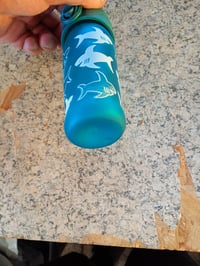 Sticlă pentru copii ion8 350 ml cu model cu rechini, anti-scurgere — defectă, funcționează parțial: corp sticlă deformat (stare: vezi a 2-a poză) 4