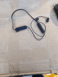 Bezdrôtové Bluetooth slúchadlá Sony WI-C100 so vstavaným mikrofónom — chybné, na náhradné diely: nezapínajú sa (stav: viď 2. obrázok) 2