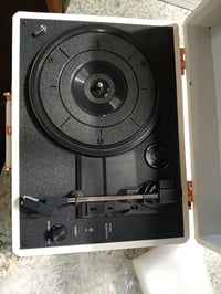 RetroAudio kofer gramofon s ugrađenim zvučnicima — neispravan, djelomično radi: slomljen vijak, opruga ne radi (stanje: vidi 2. sliku) 3