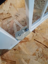 Poartă de siguranță pentru scări Safety 1st Auto Close Metal, fără găurire, 73-136 cm, alb, închidere automată — colț rupt (stare: vezi a 2-a poză) 2