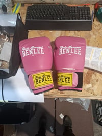 BENLEE Rodney műbőr bokszkesztyű rózsaszín/fehér 12 oz - kozmetikai sérülés (vágás a műbőrön), egyébként újszerű (állapot: lásd a 2. képet) 2