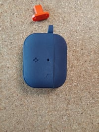 Ochranné puzdro Spigen Vault pre Apple AirPods Pro 3 s karabínou – renovované, puzdro s fľakmi na povrchu (stav: pozri 2. obrázok) 3
