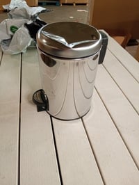 Pedálový odpadkový kôš WENKO Leman, 3 litre, nehrdzavejúca oceľ, lesklá strieborná, vyberateľná nádoba — na veku sa nachádza preliačina (stav: pozri 2. obrázok) 3
