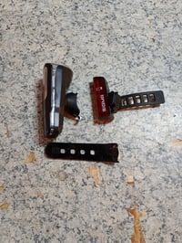 Set lumini pentru bicicletă SIGMA Aura 80 + Blaze LED, StVZO — defect, funcționează parțial: sistemul de prindere al lămpii față este rupt (stare: vezi a 2-a fotografie) 2