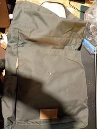 Rucsac pentru scutece LÄSSIG Rolltop, gri închis, cu salteluță de înfășat, suport pentru biberon și sistem de prindere pentru cărucior, din material hidrofug 2