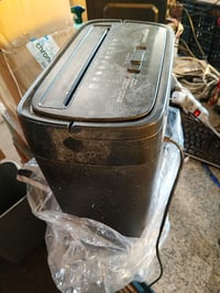 Skartovačka Amazon Basics, priečny rez, kapacita 12 listov, 22,7 l kôš, na kreditné karty, s priehľadným okienkom, čierna, používaná 2