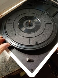 RetroAudio kofer gramofon s ugrađenim zvučnicima — neispravan, djelomično radi: slomljen vijak, opruga ne radi (stanje: vidi 2. sliku) 2