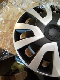 Capace roți AUTO-STYLE Revo-VAN pentru autoutilitare, 15 inch, argintiu/negru (bombat) — 3 bucăți — fără 1 capac rupt (stare: vezi a 2-a poză) 2